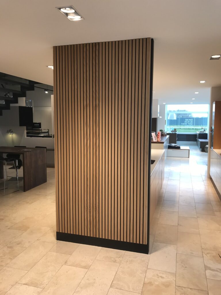 Moderne køkken med trælameller og flisegulv