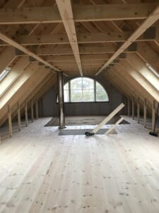 Renovering af loftsrum med nyt trægulv og spær