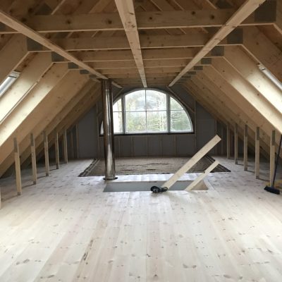 Renovering af loftsrum med nyt trægulv og spær